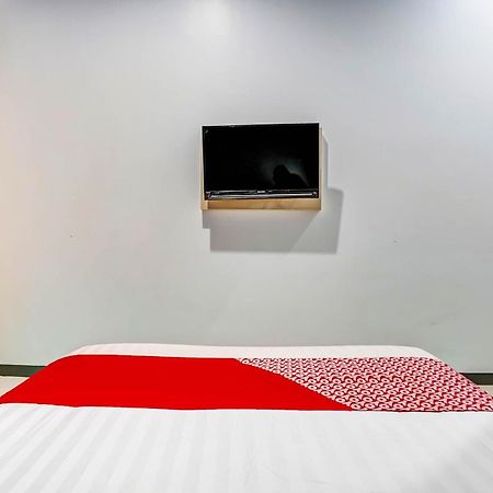 Oyo 90891 Parang Kusumo Residence Krembangan Buitenkant foto