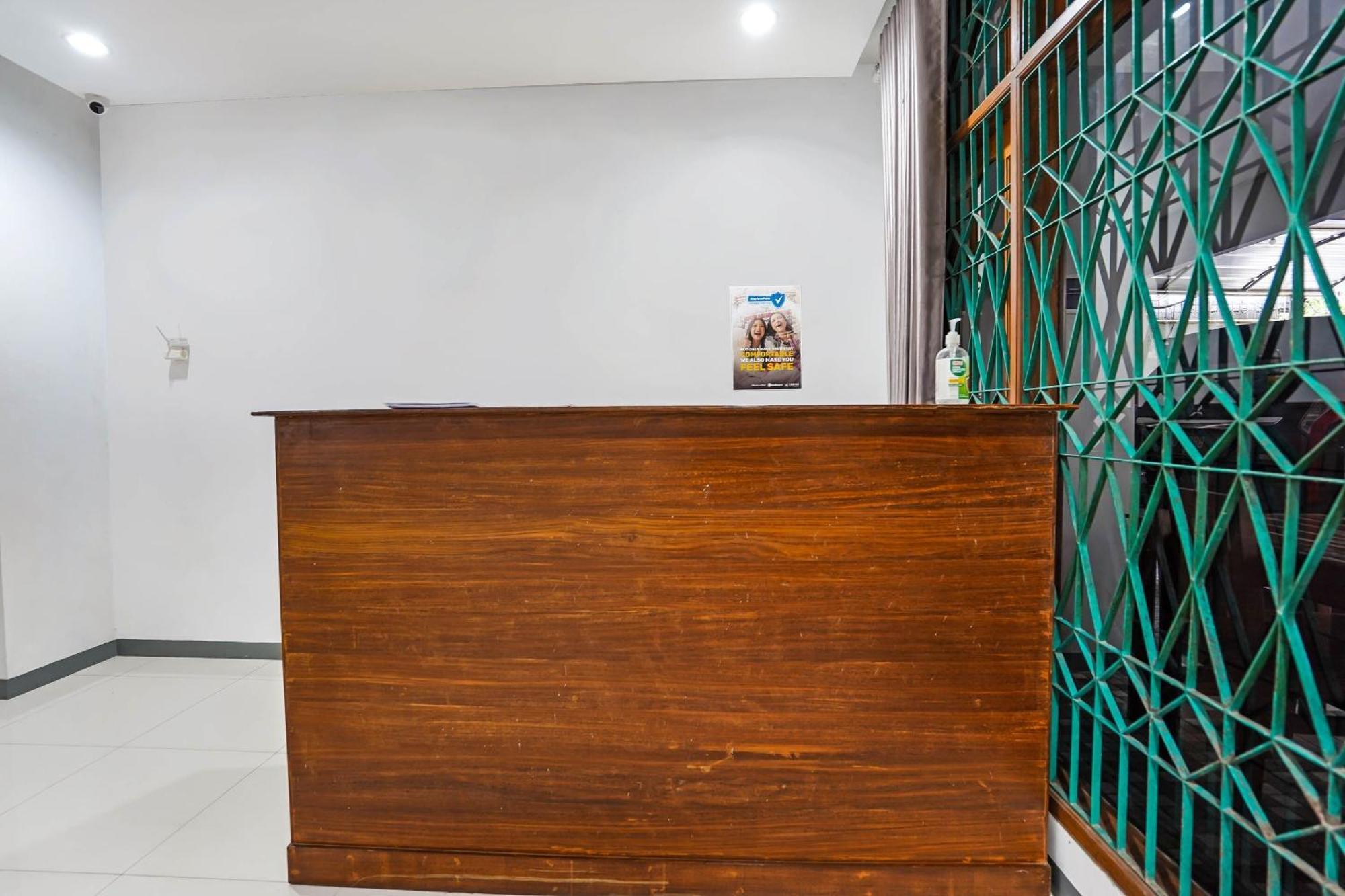 Oyo 90891 Parang Kusumo Residence Krembangan Buitenkant foto