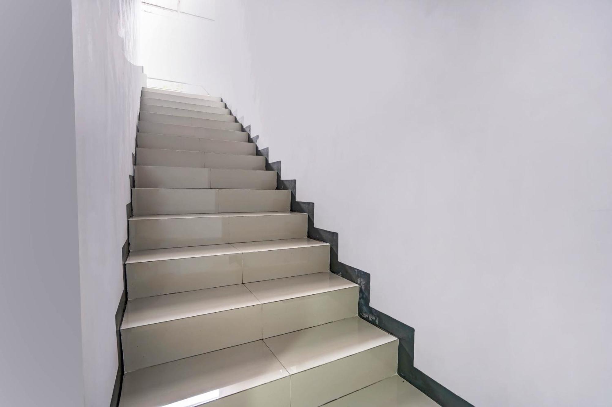 Oyo 90891 Parang Kusumo Residence Krembangan Buitenkant foto