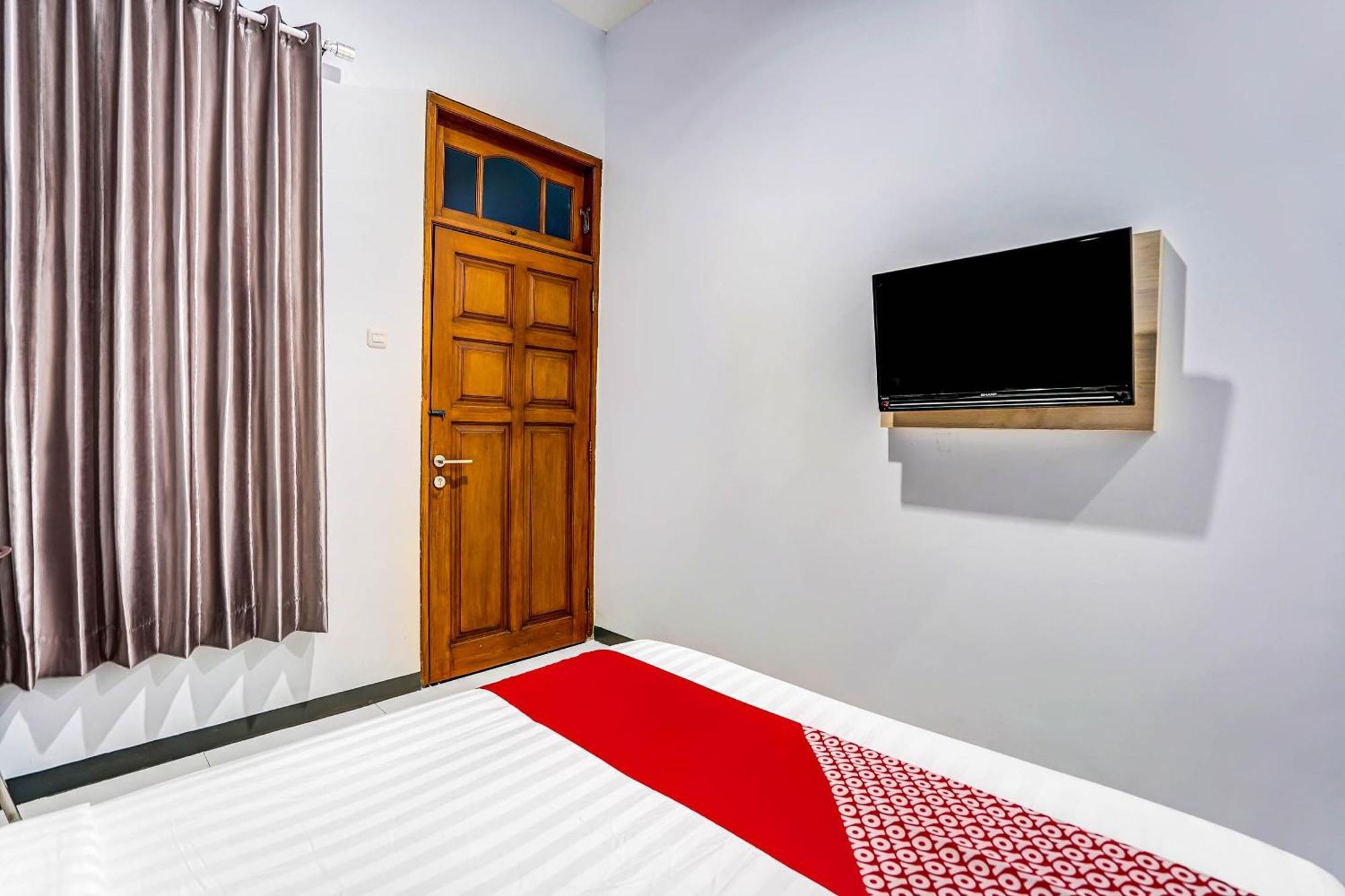 Oyo 90891 Parang Kusumo Residence Krembangan Buitenkant foto