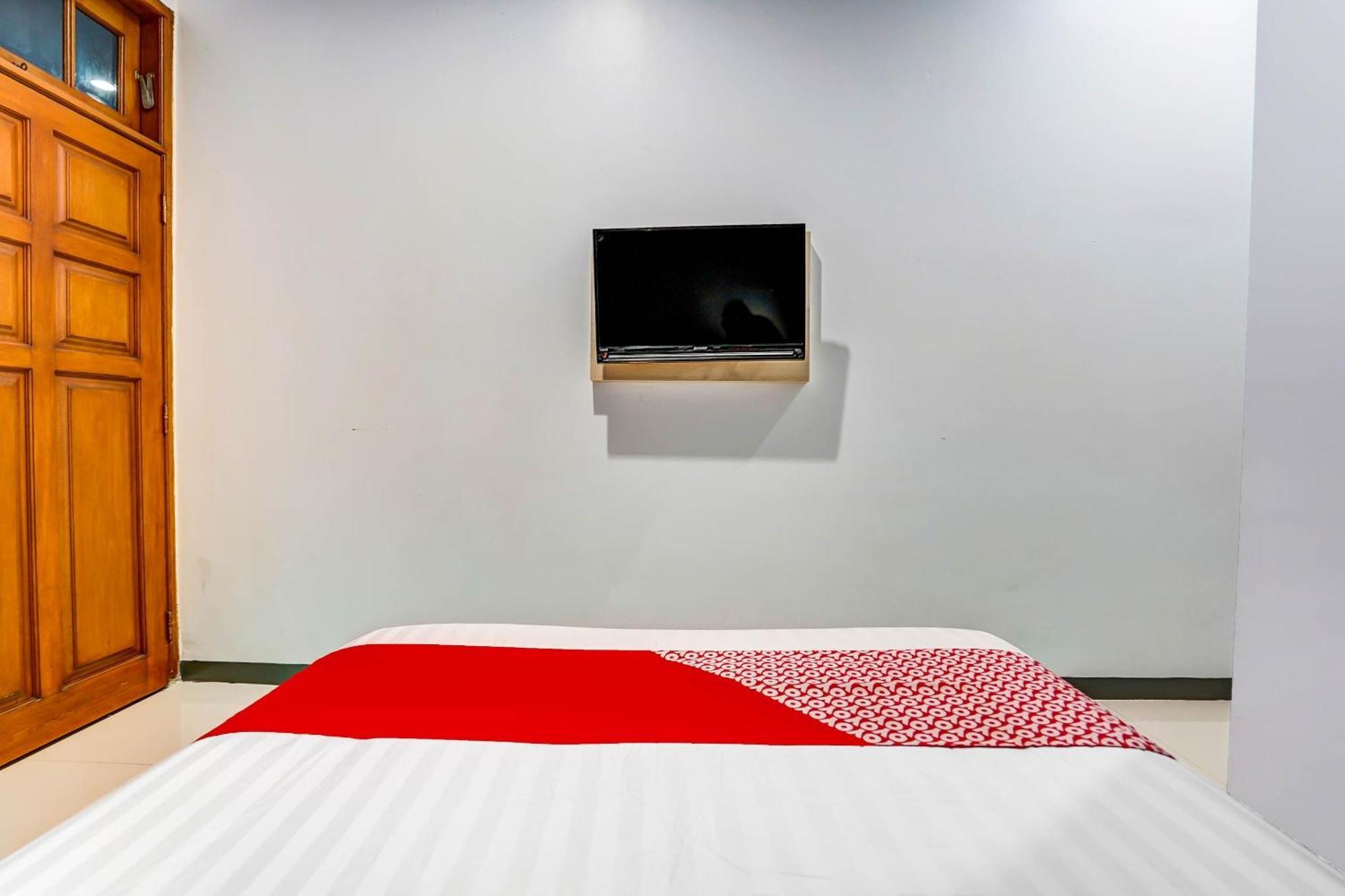 Oyo 90891 Parang Kusumo Residence Krembangan Buitenkant foto