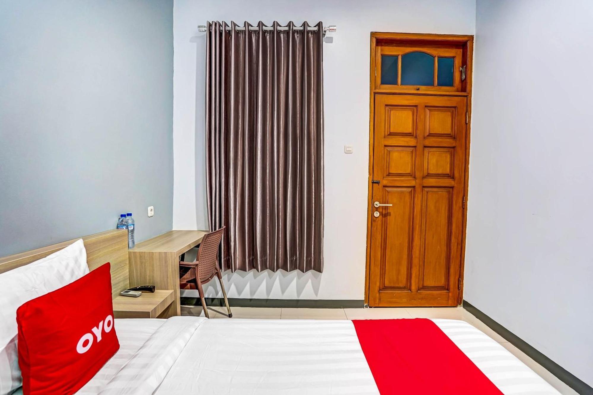Oyo 90891 Parang Kusumo Residence Krembangan Buitenkant foto