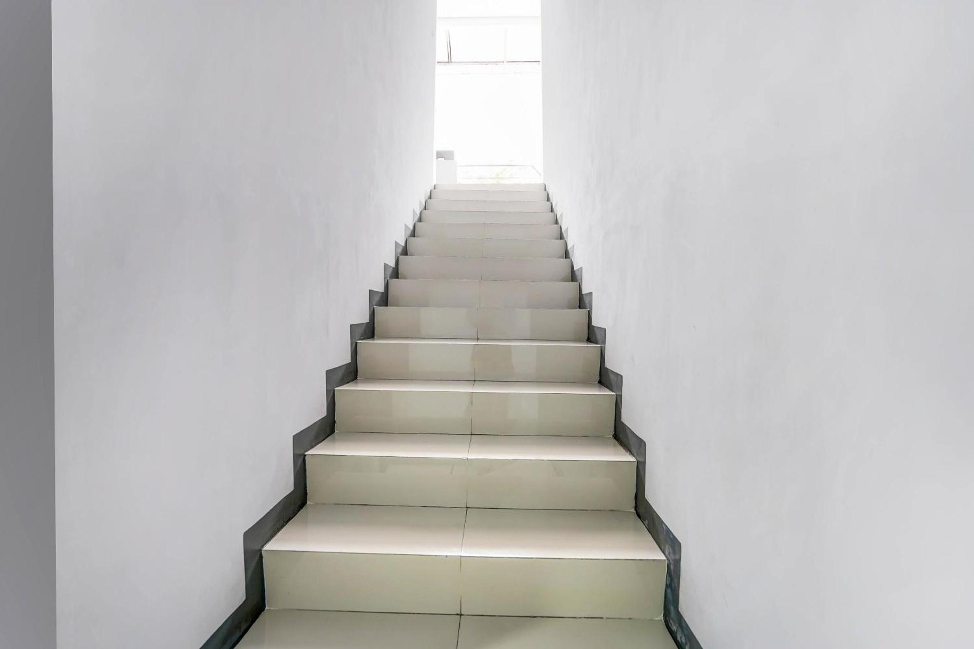 Oyo 90891 Parang Kusumo Residence Krembangan Buitenkant foto