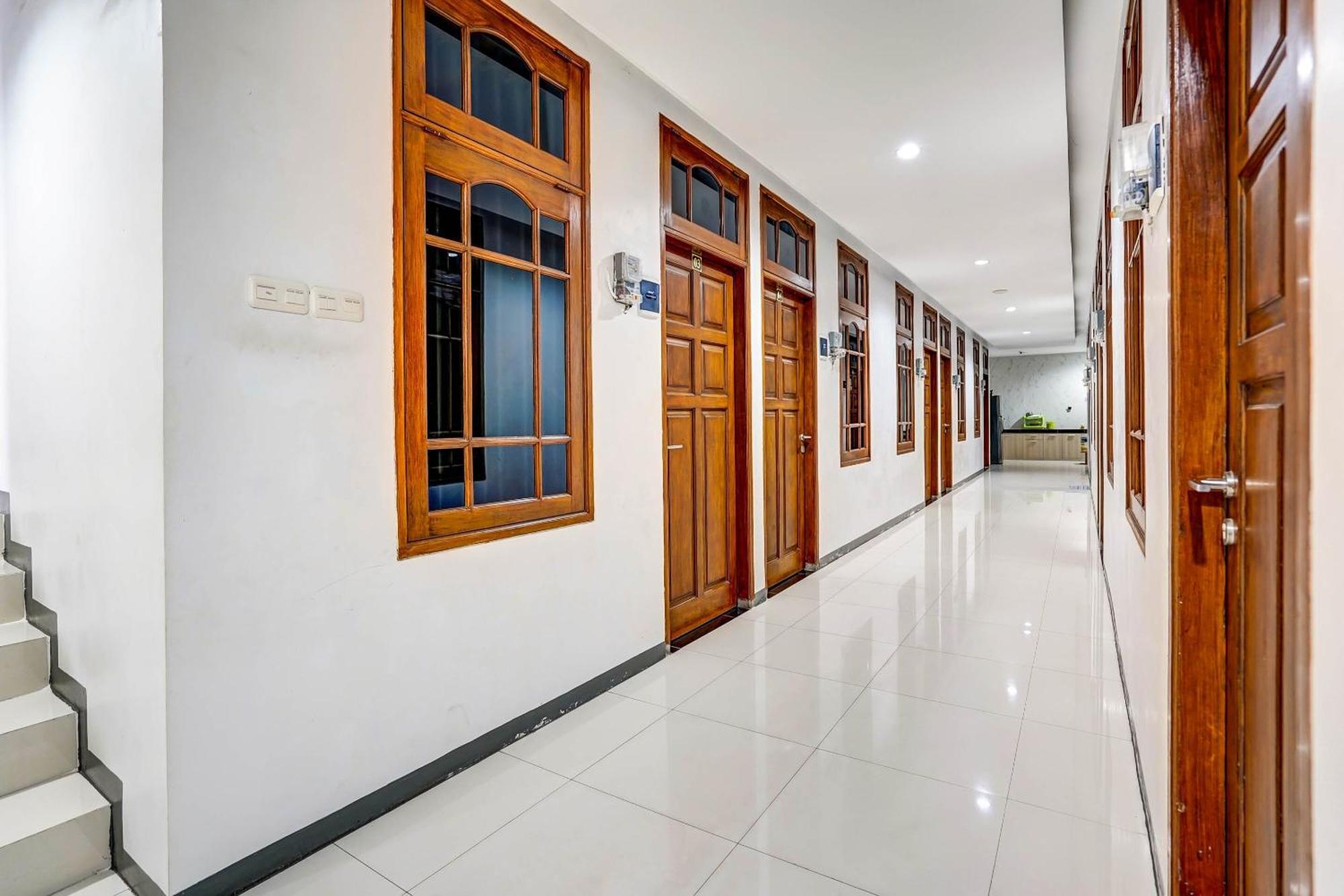 Oyo 90891 Parang Kusumo Residence Krembangan Buitenkant foto