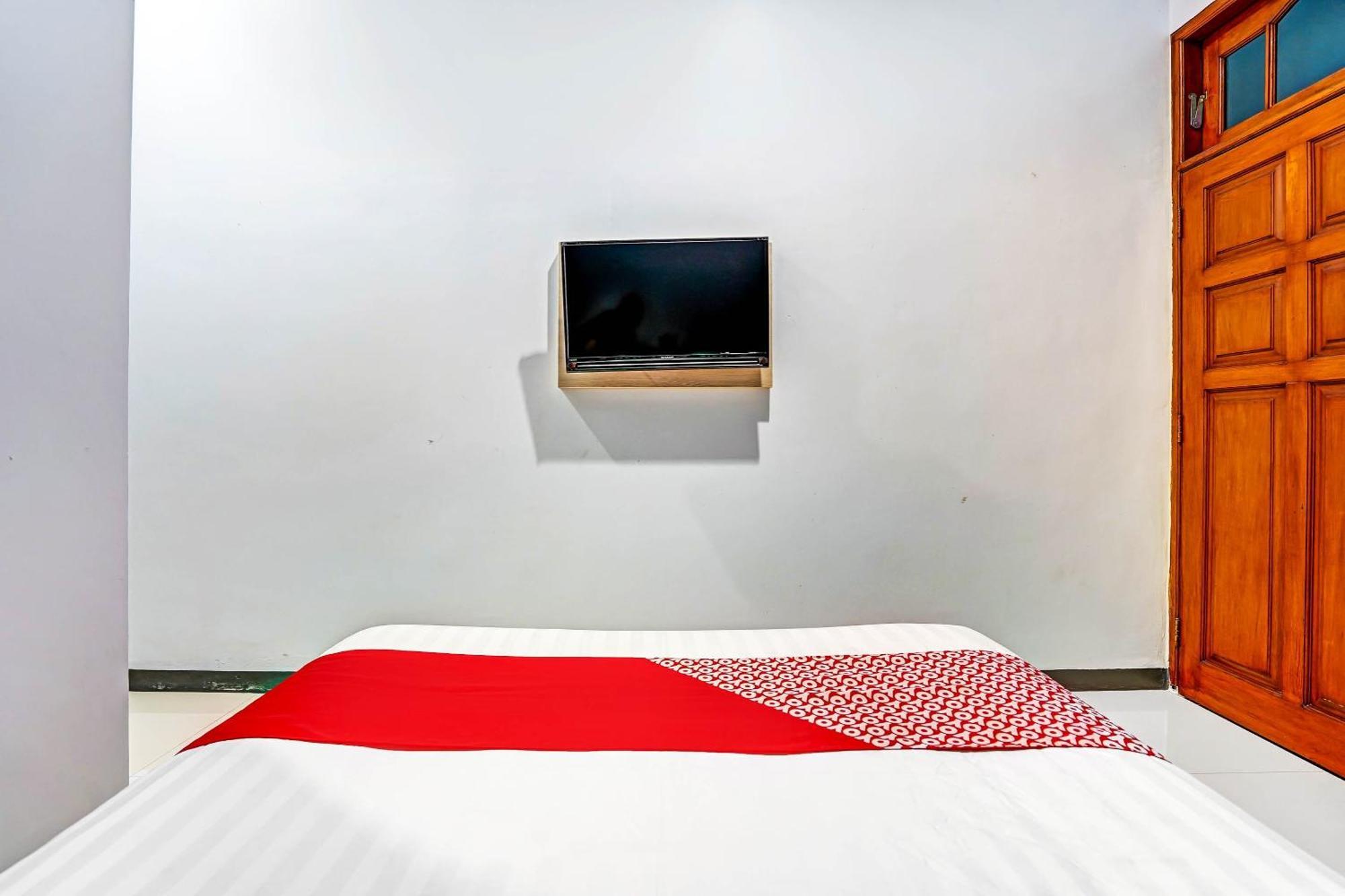 Oyo 90891 Parang Kusumo Residence Krembangan Buitenkant foto