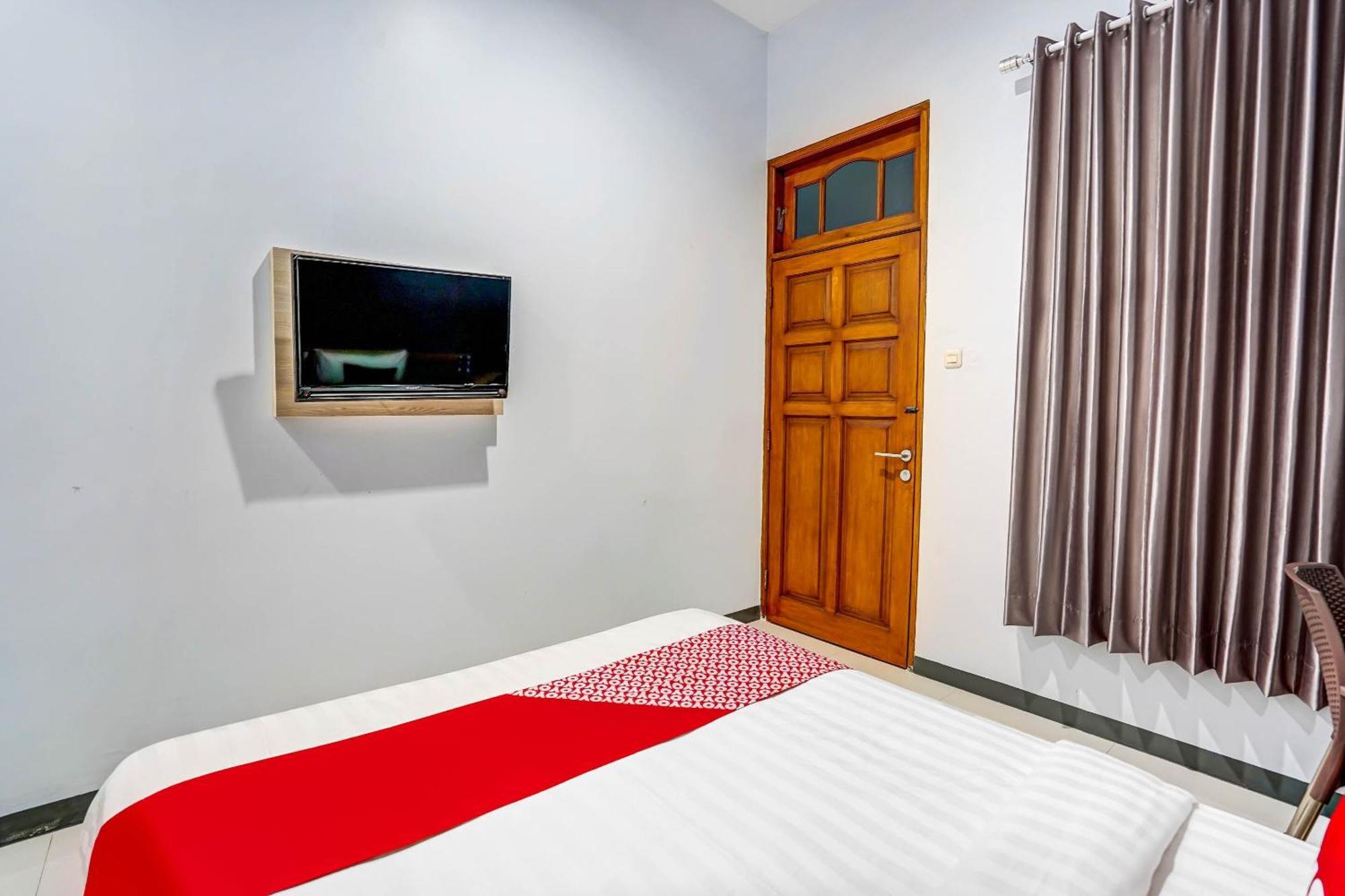 Oyo 90891 Parang Kusumo Residence Krembangan Buitenkant foto