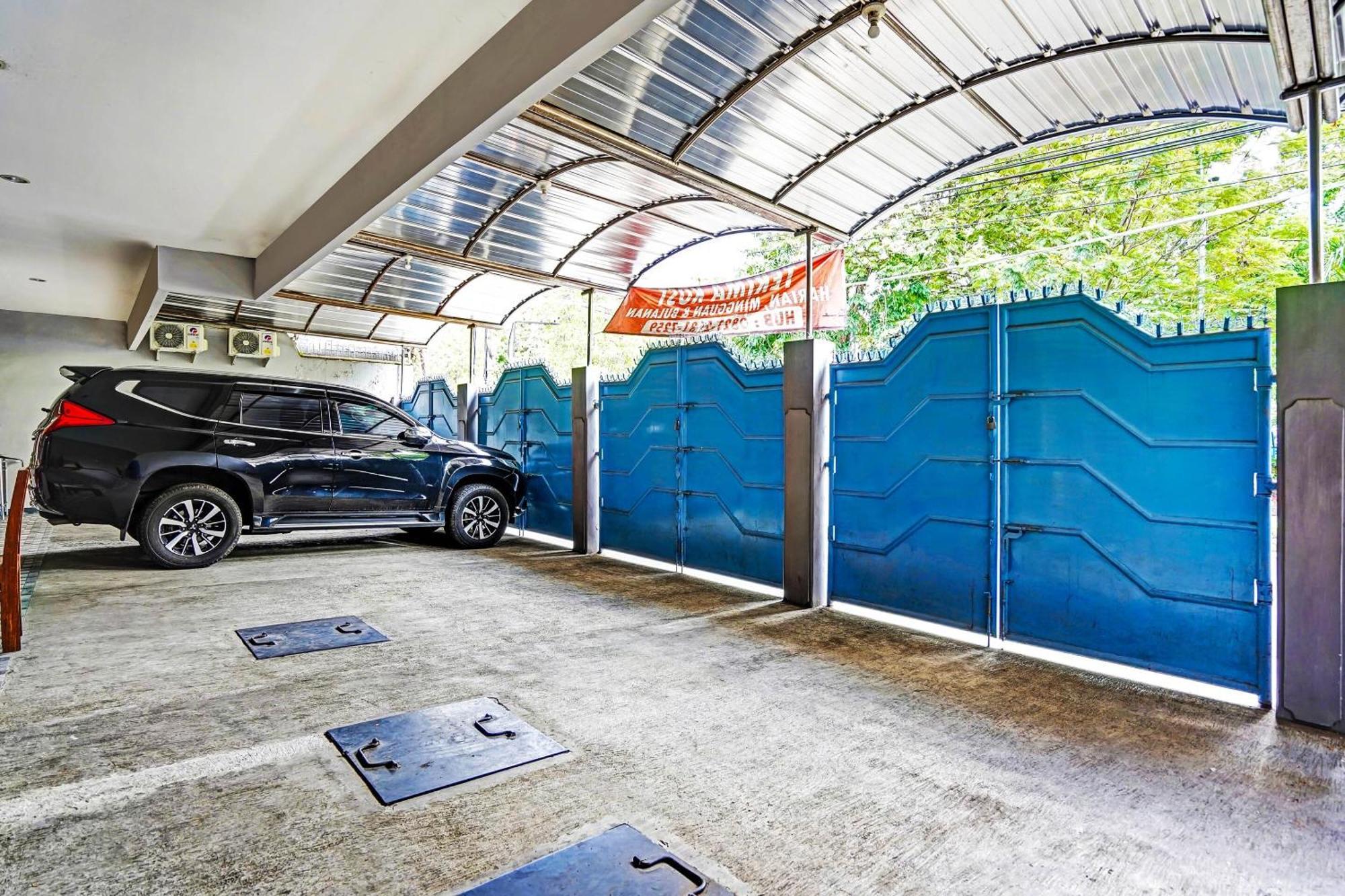 Oyo 90891 Parang Kusumo Residence Krembangan Buitenkant foto