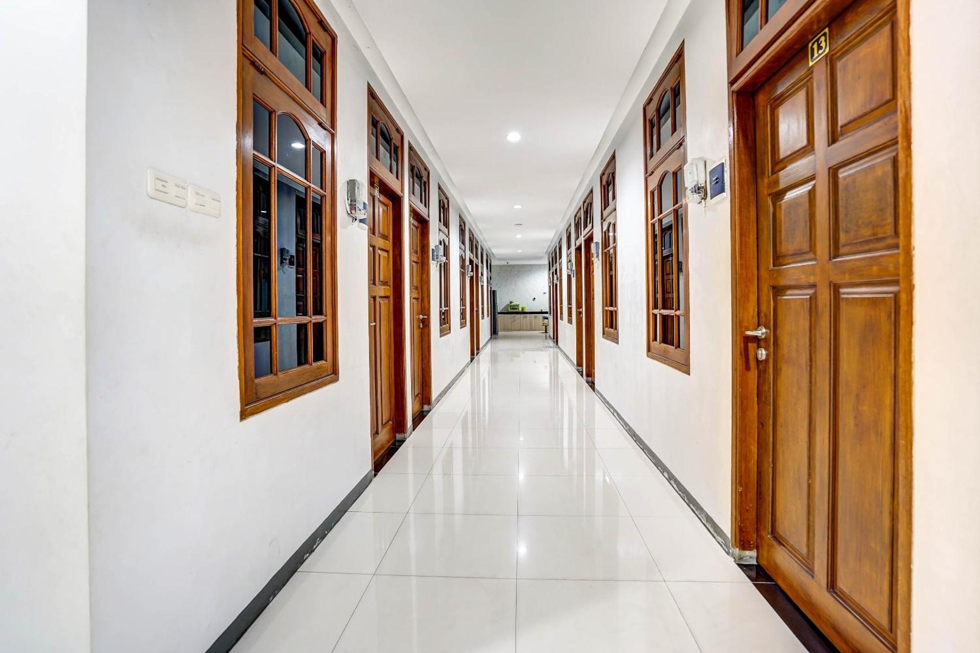 Oyo 90891 Parang Kusumo Residence Krembangan Buitenkant foto