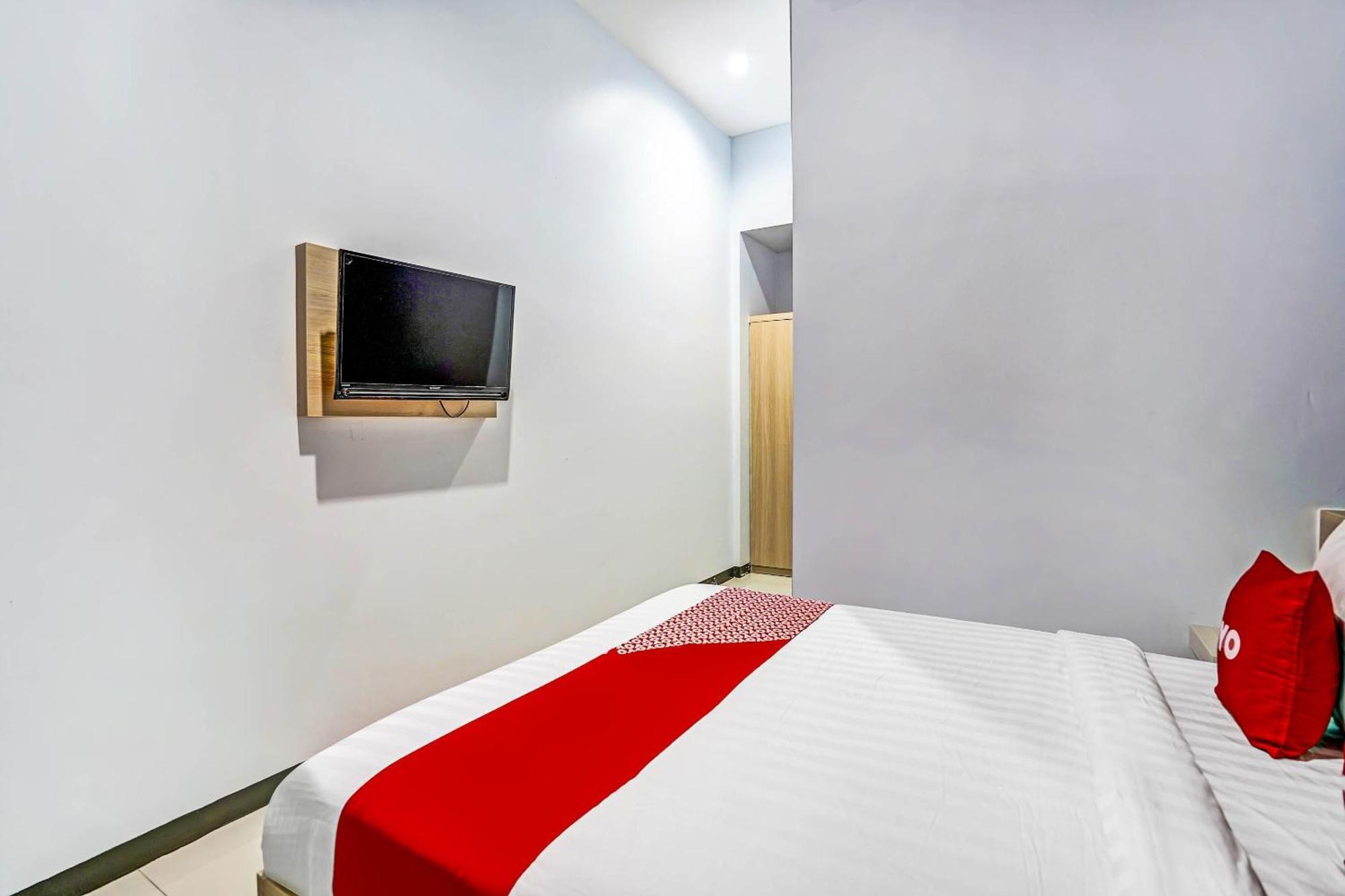 Oyo 90891 Parang Kusumo Residence Krembangan Buitenkant foto