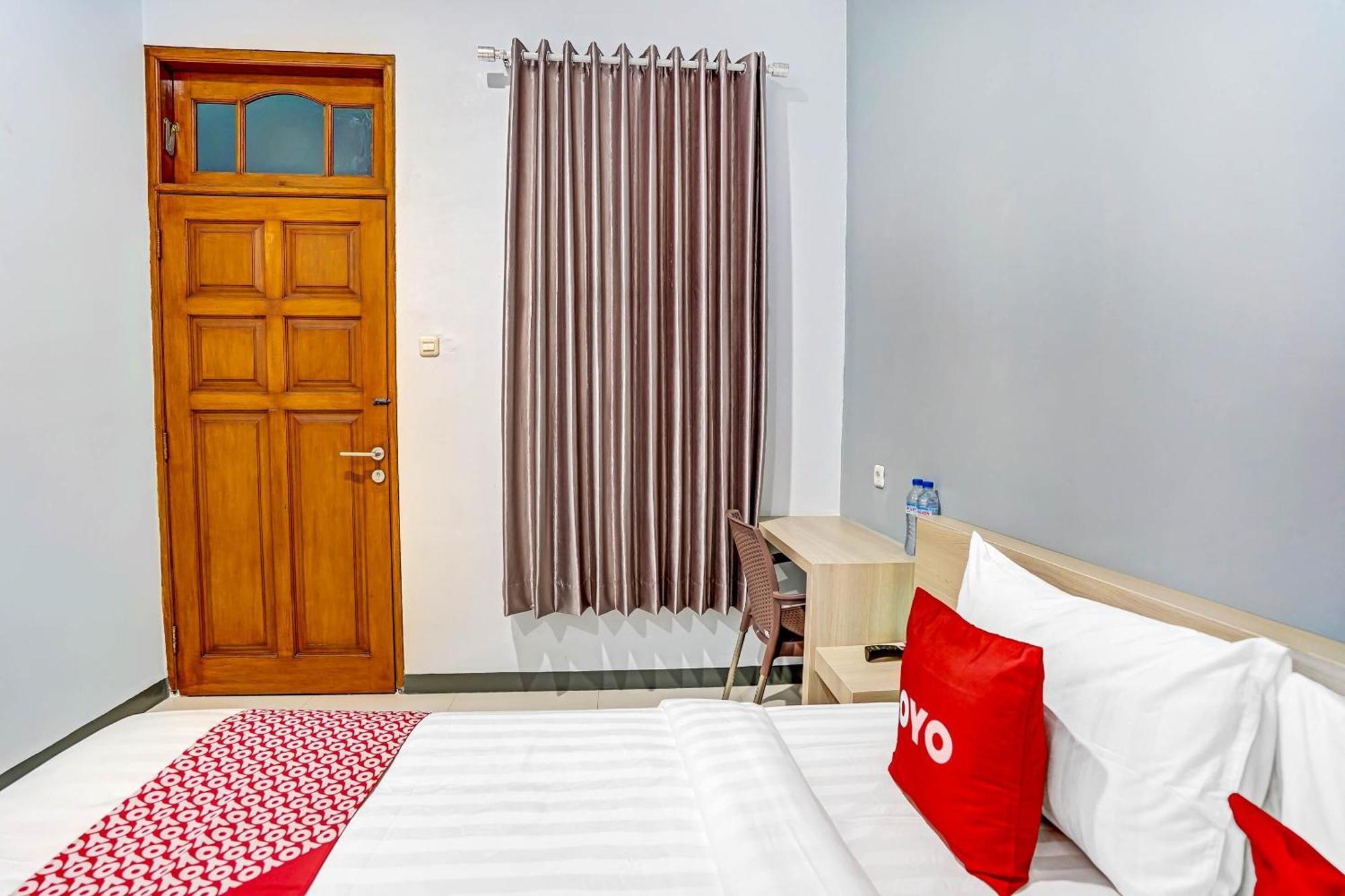 Oyo 90891 Parang Kusumo Residence Krembangan Buitenkant foto