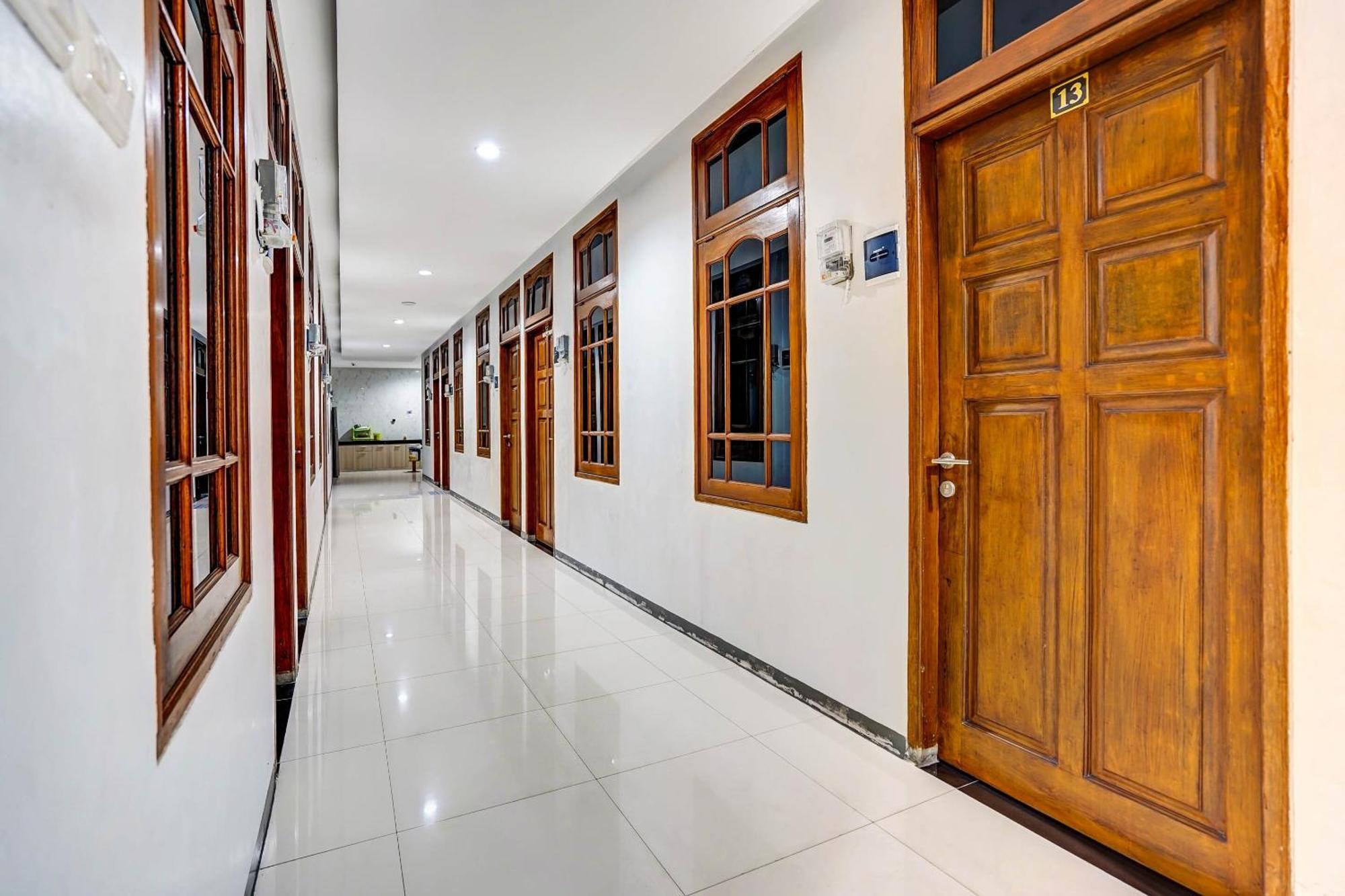 Oyo 90891 Parang Kusumo Residence Krembangan Buitenkant foto