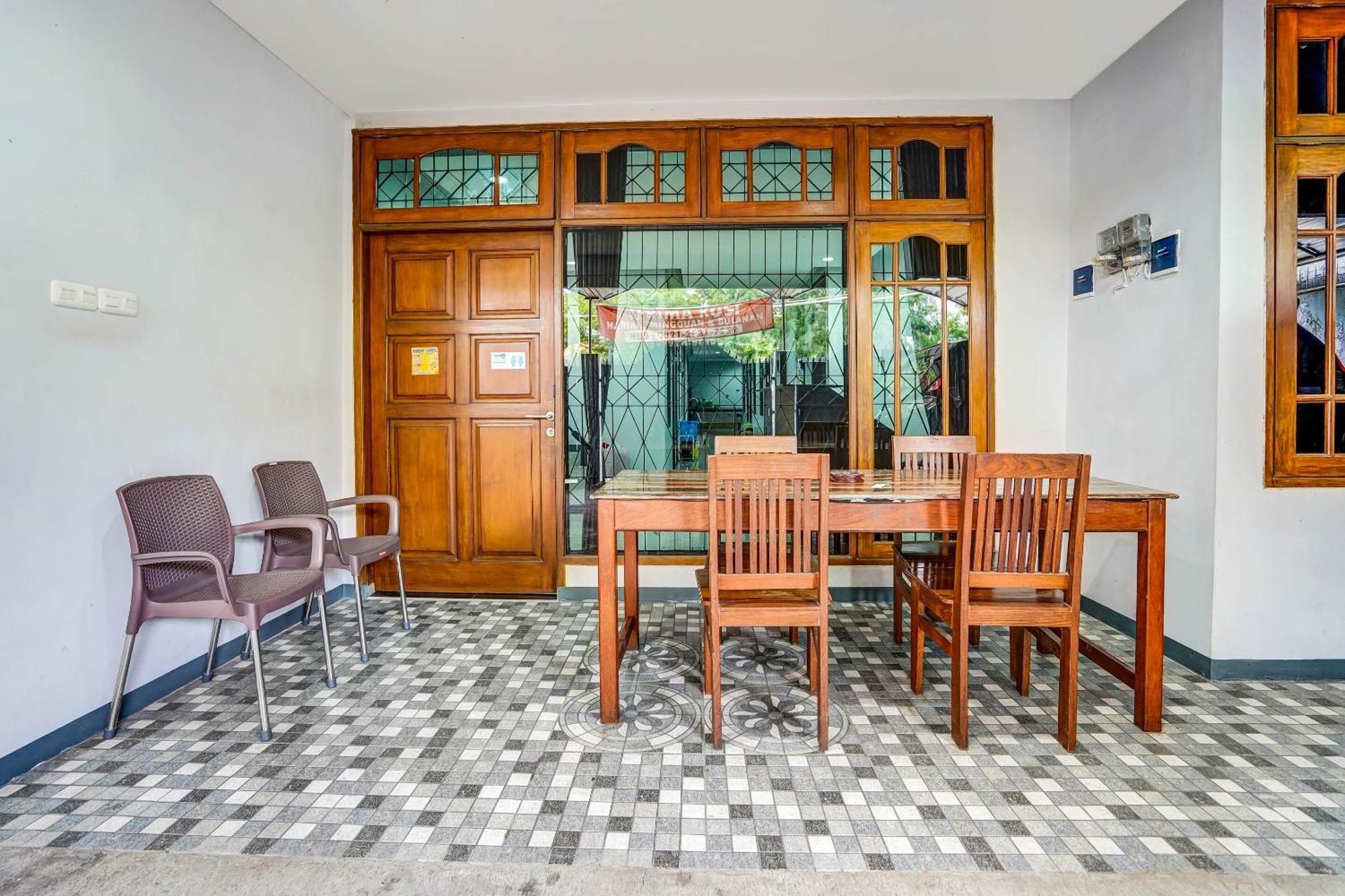 Oyo 90891 Parang Kusumo Residence Krembangan Buitenkant foto