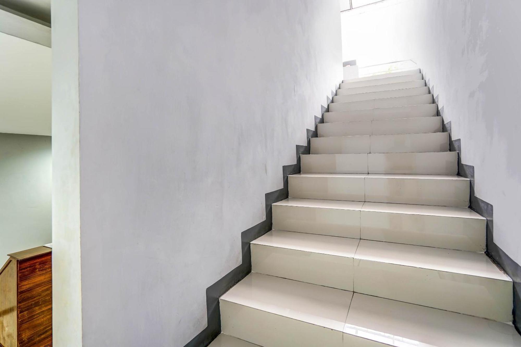 Oyo 90891 Parang Kusumo Residence Krembangan Buitenkant foto